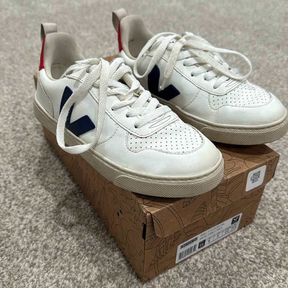 Veja Kids Leather Sneakers Size US 4( EIR35). In good conditions.